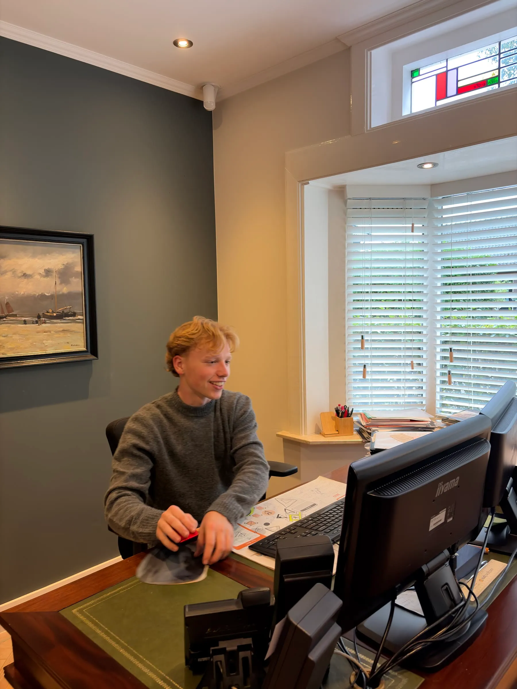 Maarten Kok aan zijn bureau