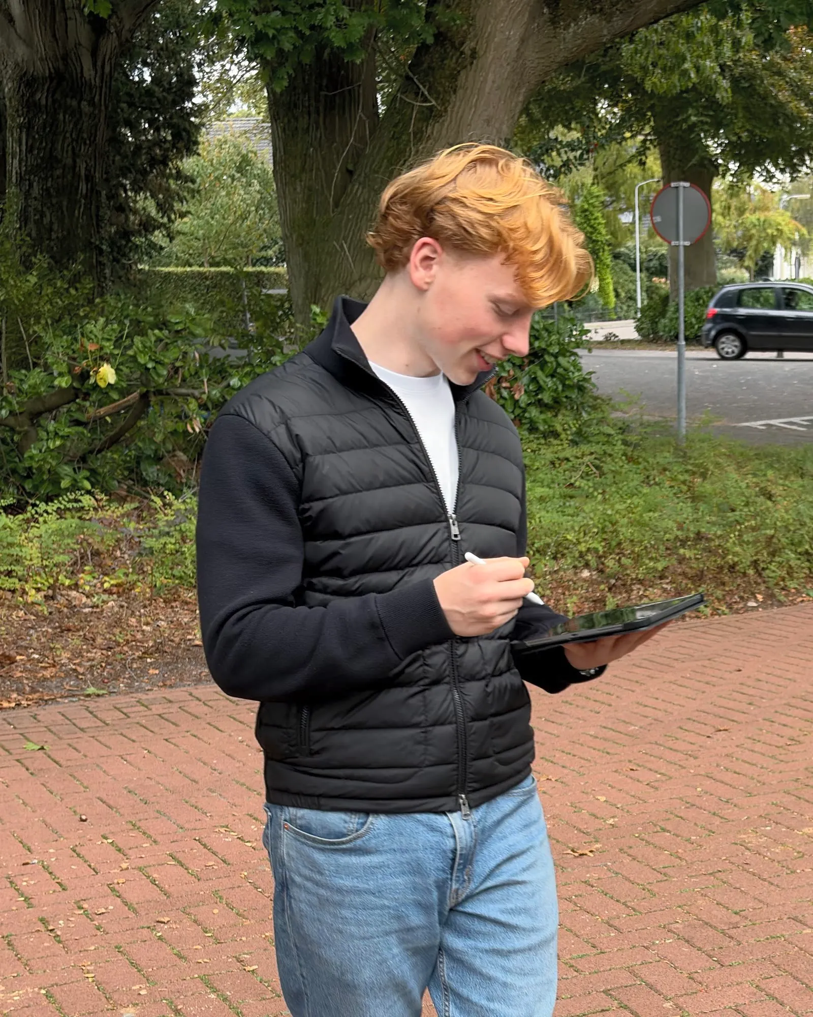 Maarten Kok buiten, aan het werk op zijn iPad