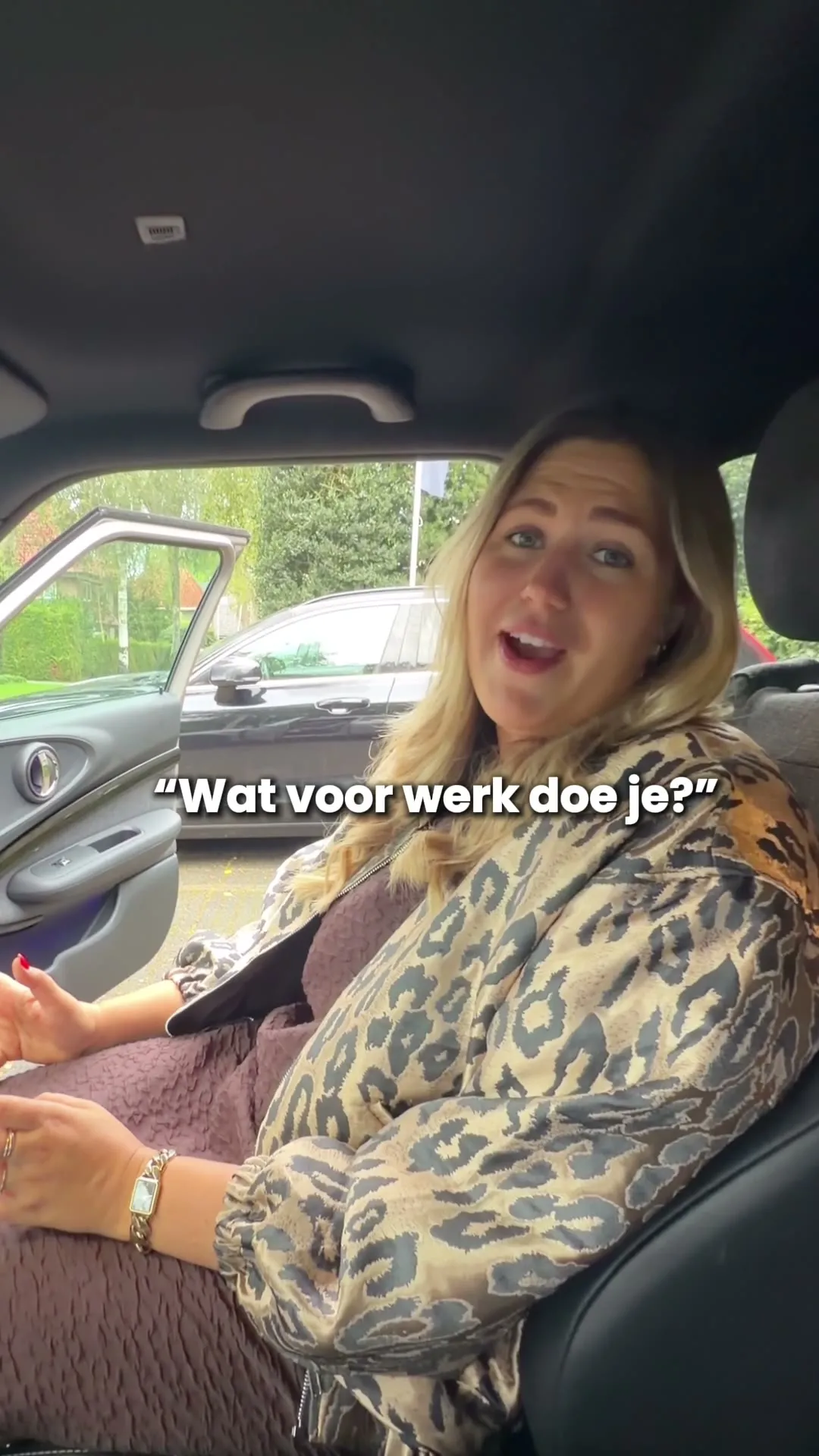 Een makelaar in de auto vraagt: wat voor werk doe je?