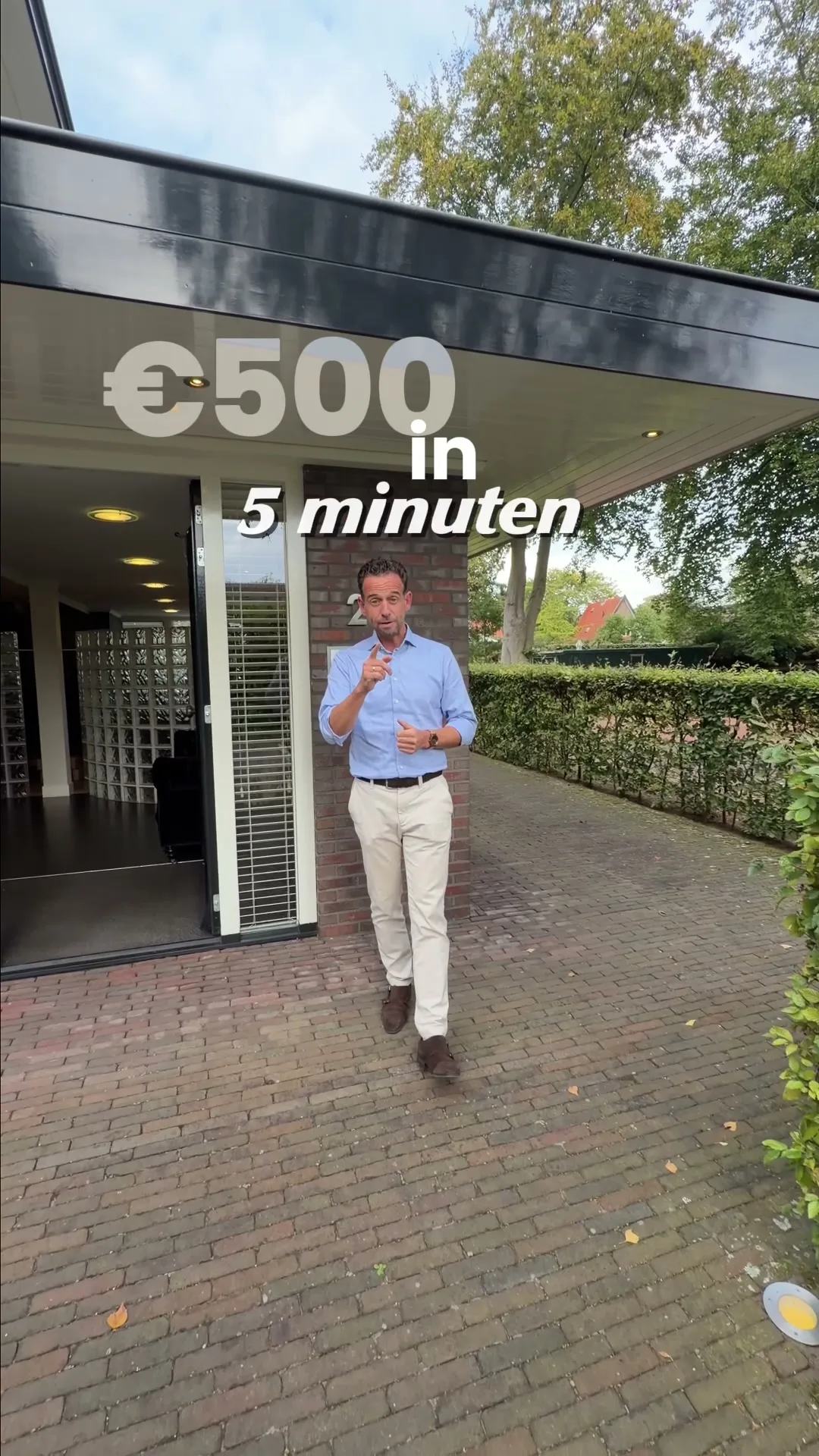 Makelaar Henk van Kok & Heijkamp belooft 500 euro besparing in vijf minuten en doet daarna een raam dicht